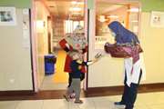 اهدای ماسک فیلتر دار و دستکش به مادران و کودکان بستری در بخش های بیمارستان مرکز طبی کودکان